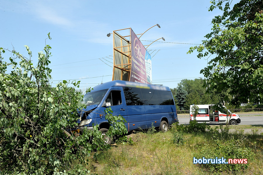 В Бобруйске, возле Вечного огня, маршрутка срубила дерево
