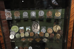 Пушкинские медали в Бобруйске за стеклом