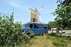 В Бобруйске, возле Вечного огня, маршрутка срубила дерево