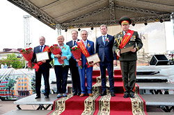 Кого из бобруйчан наградили и кто стал почетным гражданином города?