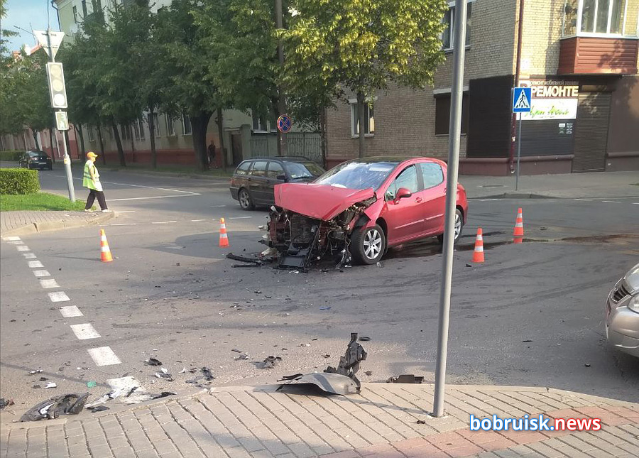 Столкновение в центре Бобруйска. Женщина на «Пежо» не уступила «Лексусу»