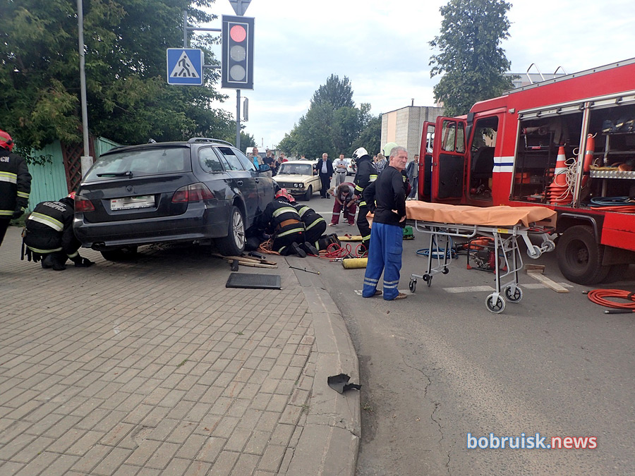 В Бобруйске снова жесткая авария с участием BMW. Пешехода пришлось извлекать из-под автомобиля