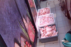 Фотофакт: в бобруйском магазине мясо под ногами