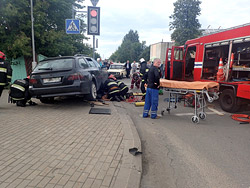 В Бобруйске снова жесткая авария с BMW. Пешехода пришлось извлекать из-под автомобиля (ОБНОВЛЕНО)
