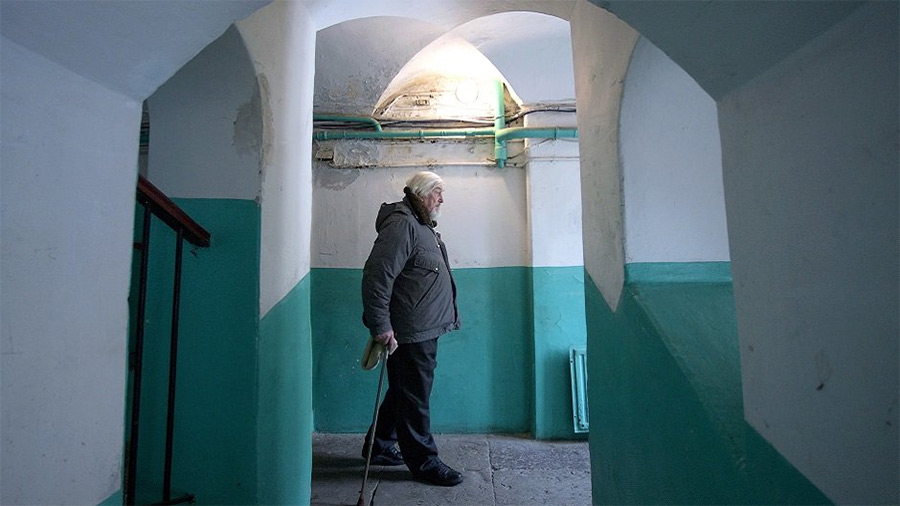 Почему в подъездах советских домов стены красили до половины?