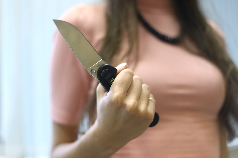 Жительница Бобруйского района выставила на продажу найденный нож. В ее отношении возбудили уголовное дело