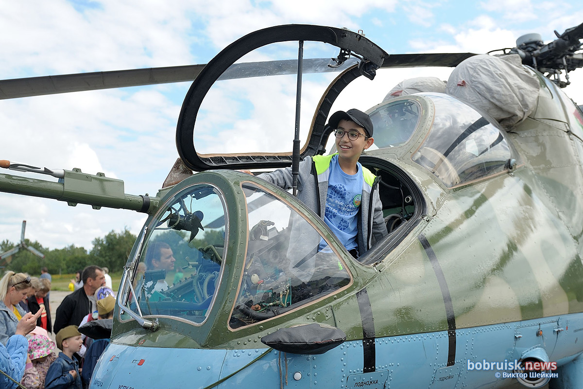 Фоторепортаж с празднования Дня Военно-воздушных сил в Бобруйске