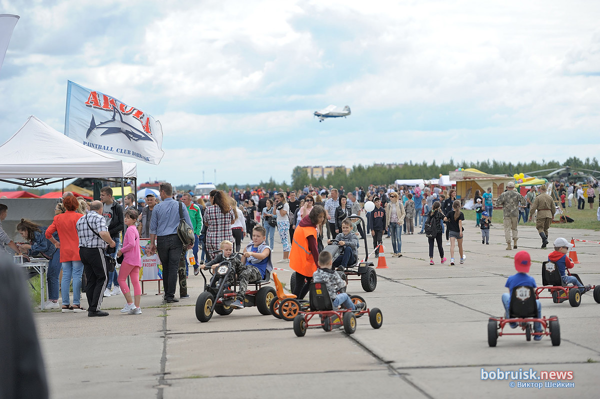 Фоторепортаж с празднования Дня Военно-воздушных сил в Бобруйске