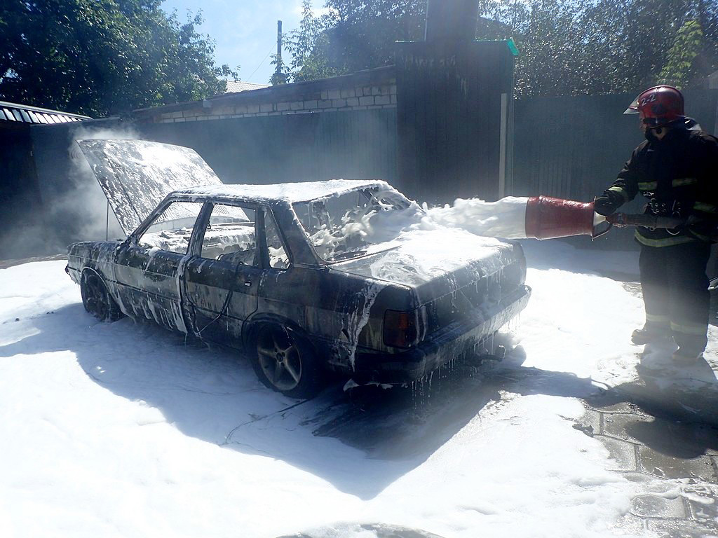 В Бобруйске на улице Механизаторов полностью сгорел автомобиль