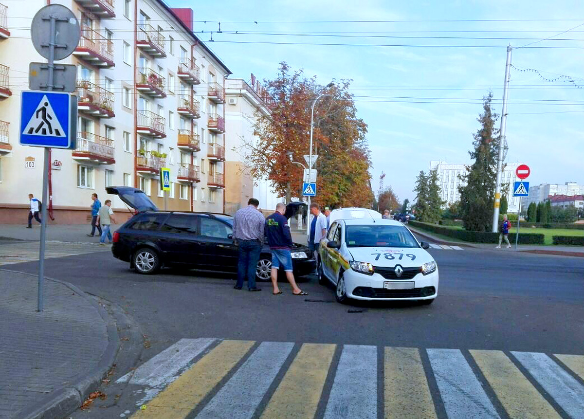 На главной площади Бобруйска такси попало в ДТП