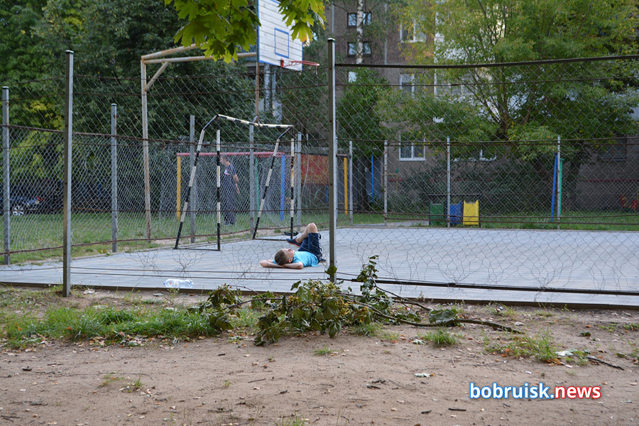 В Киселевичах вокруг спортплощадки разгорелась настоящая война!
