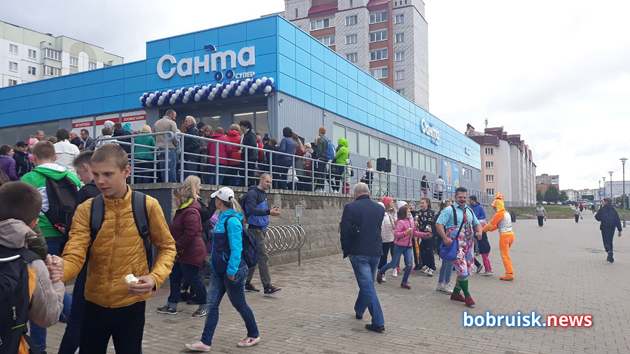 В Бобруйске с огромным ажиотажем открылся супермаркет «Санта»