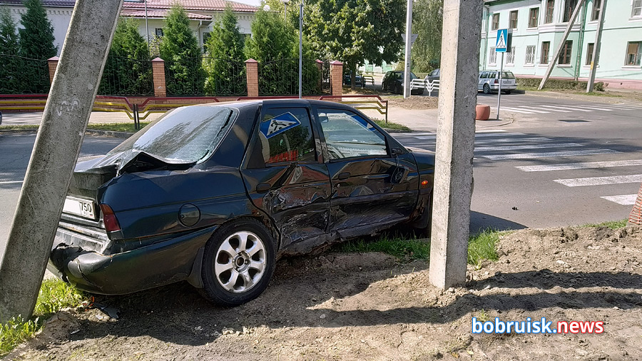 В Бобруйске столкнулись Ford и Nissan. Одну из машин впечатало в столб