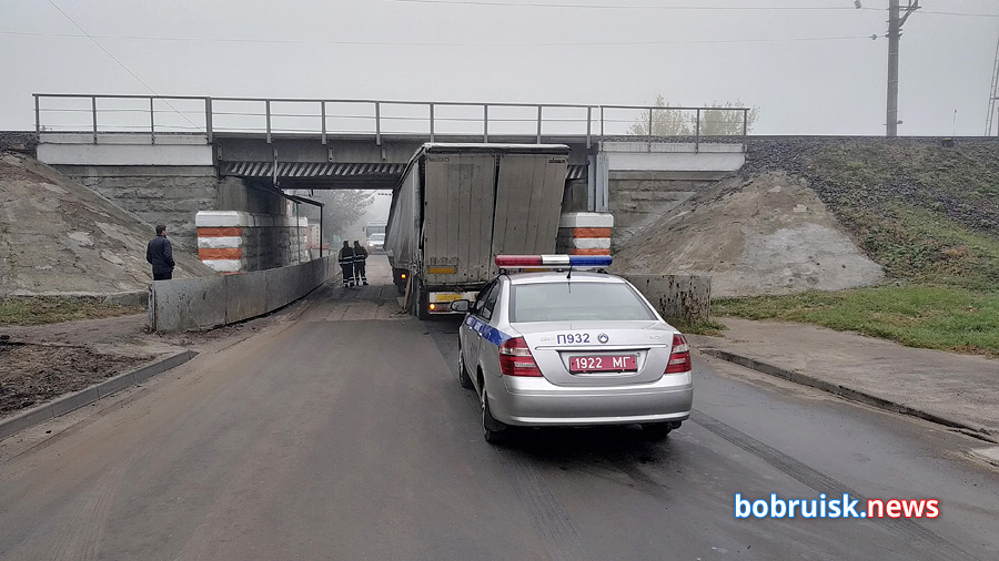Не прошла под мостом: застрявшая фура перекрыла движение в Бобруйске