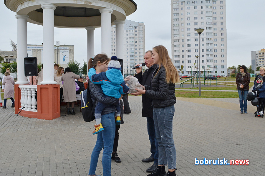 Т-34 и байкеры на самокатах: парад колясок прошел в Бобруйске