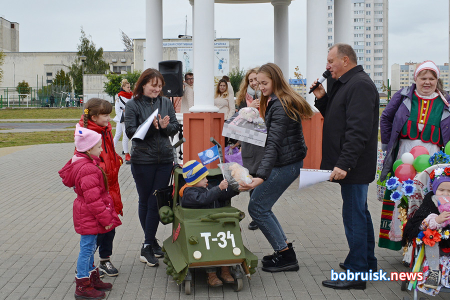 Т-34 и байкеры на самокатах: парад колясок прошел в Бобруйске