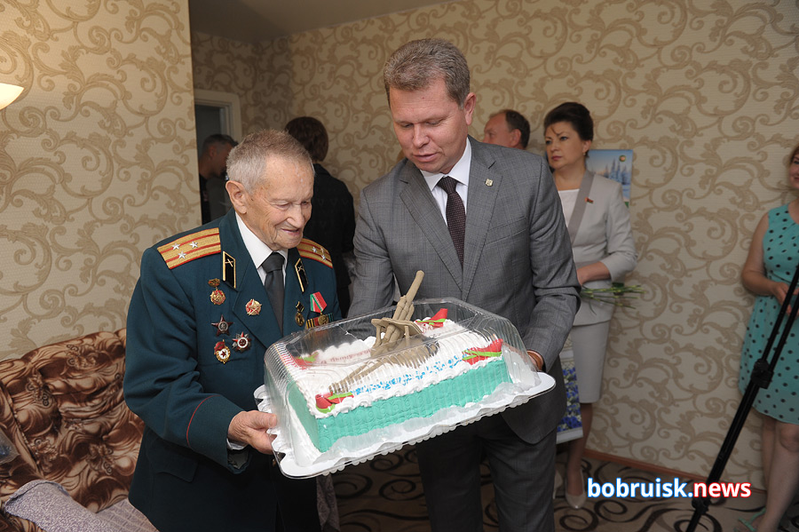 Пушка на именинном торте и медаль из России: Семену Серебренникову – 95 лет!