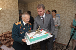Пушка на именинном торте и медаль из России: Семену Серебренникову – 95 лет!