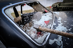 Мужчина в Бобруйске изрубил топором автомобиль и калитку