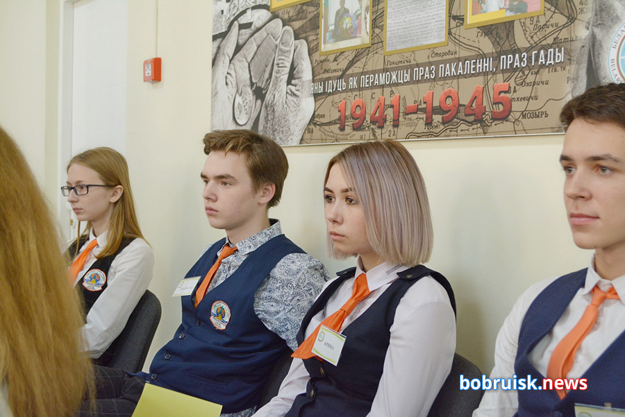 Чиновник из Министерства образования честно ответил в Бобруйске на вопросы школьников