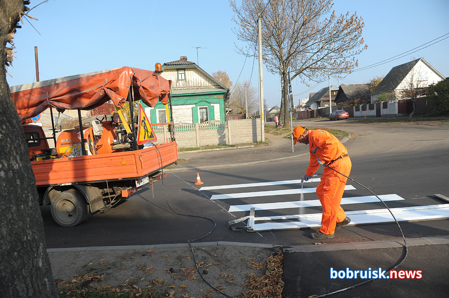 На одной из ключевых улиц Бобруйска полностью обновят разметку. А где уже обновили?