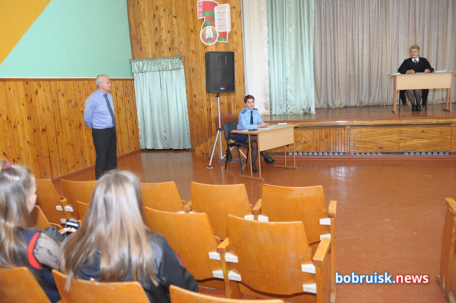 «Скелеты» в шкафу (и на шкафу): в школе №1 Бобруйска прошел выездной суд по наркоделу