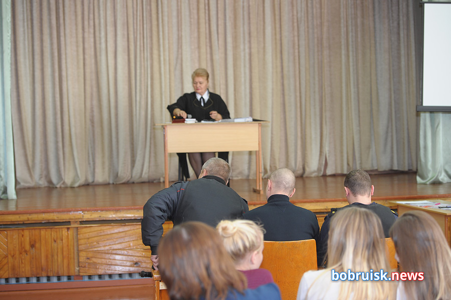 «Скелеты» в шкафу (и на шкафу): в школе №1 Бобруйска прошел выездной суд по наркоделу