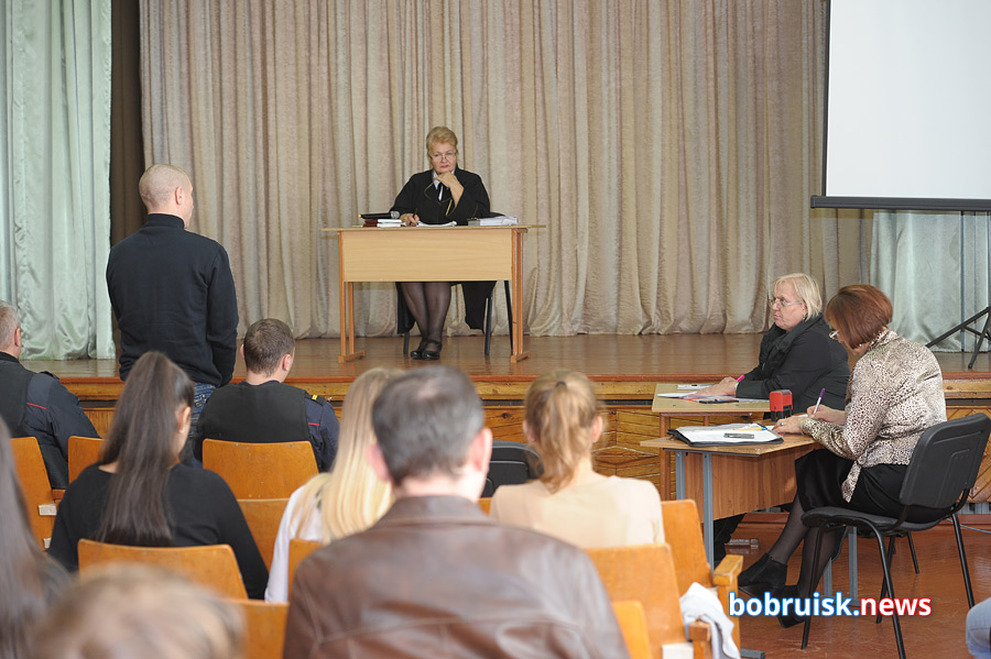 «Скелеты» в шкафу (и на шкафу): в школе №1 Бобруйска прошел выездной суд по наркоделу