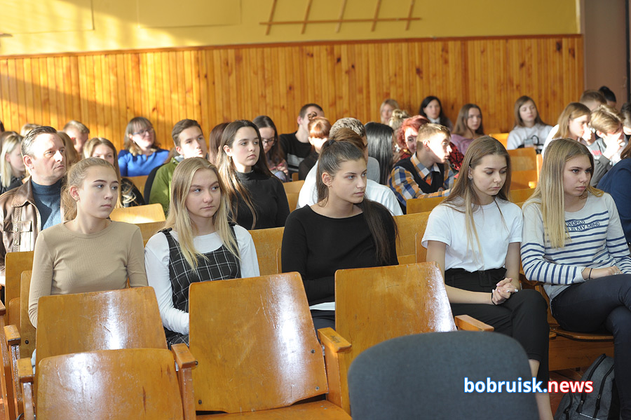 «Скелеты» в шкафу (и на шкафу): в школе №1 Бобруйска прошел выездной суд по наркоделу