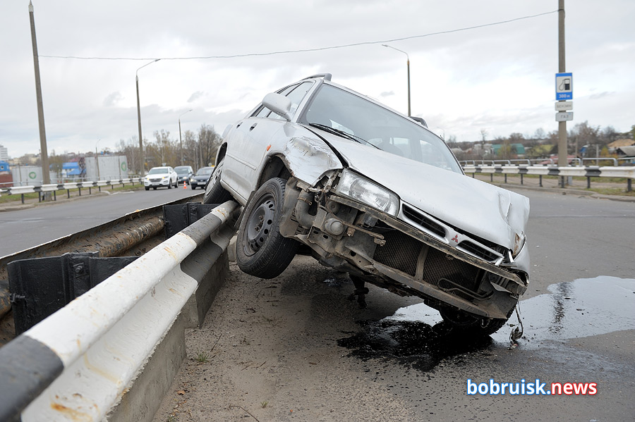 На путепроводе у станции «Бобруйск» авто поехало по отбойнику. Что сказал участник ДТП