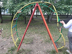 Качели без сидений, горка без спуска: прокуратура Бобруйска проверила состояние детских площадок во дворах