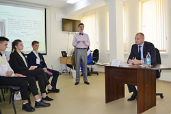 Чиновник из Министерства образования честно ответил в Бобруйске на вопросы школьников