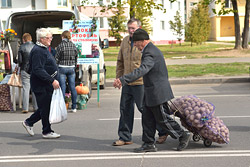 В Бобруйске волонтеры помогут пожилым людям с доставкой продуктов с городских ярмарок