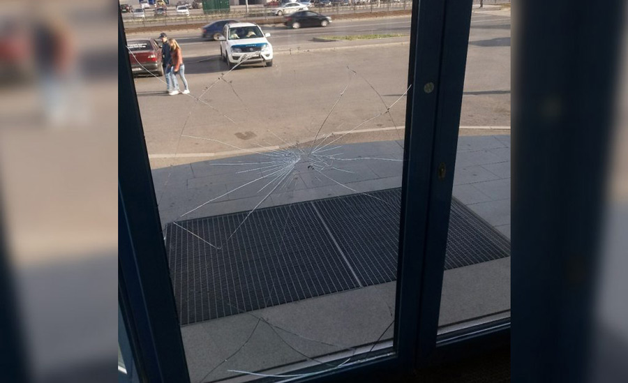 В Бобруйске мужчина разбил дверь торгового центра
