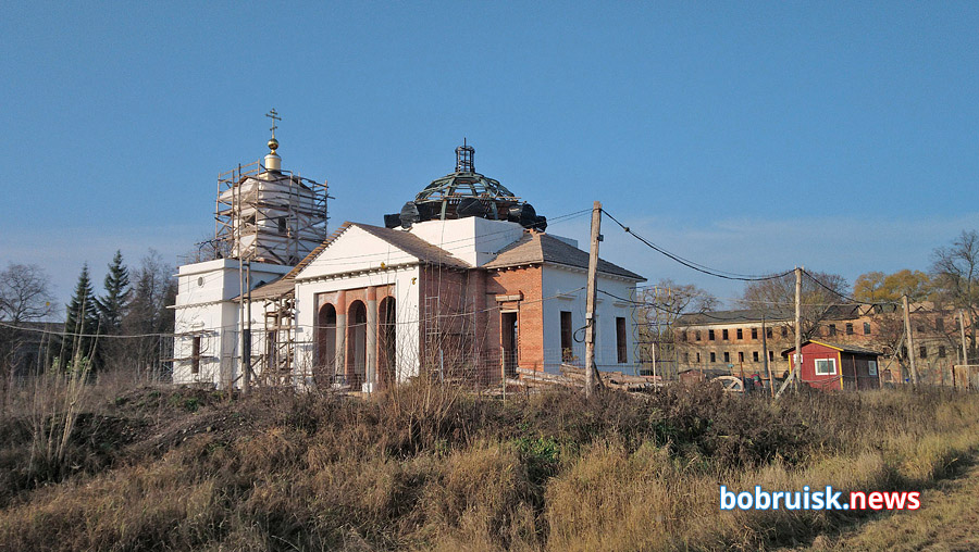 Над самым большим строящимся храмом Бобруйска засиял православный крест