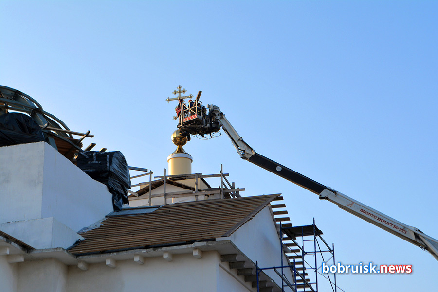 Над самым большим строящимся храмом Бобруйска засиял православный крест