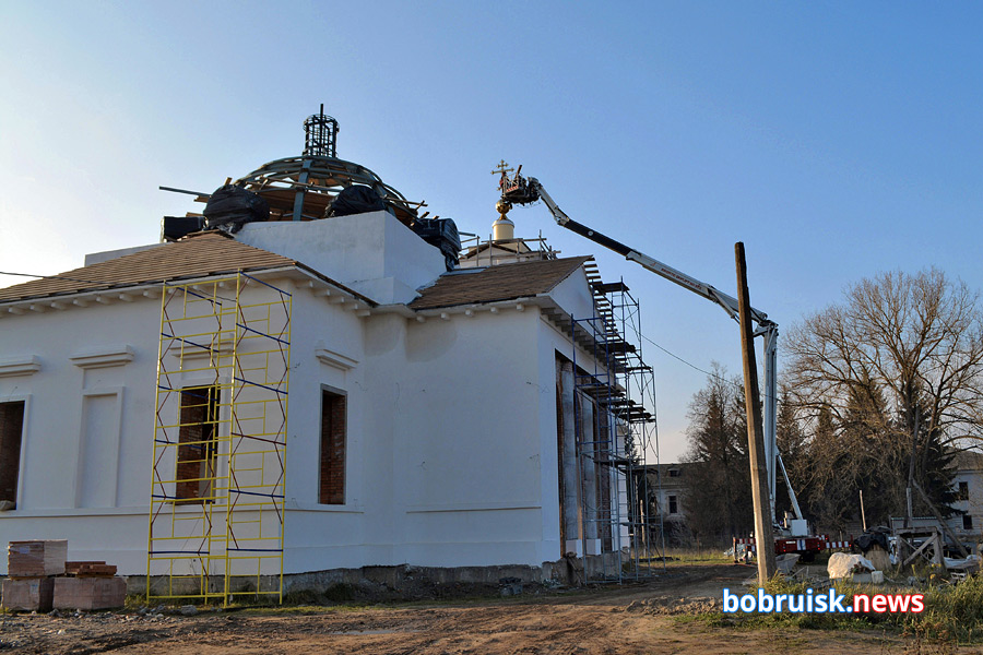 Над самым большим строящимся храмом Бобруйска засиял православный крест