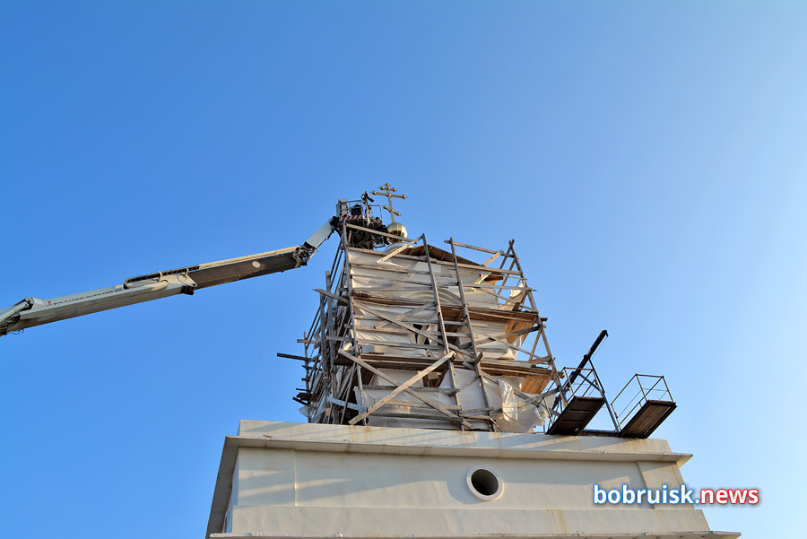 Над самым большим строящимся храмом Бобруйска засиял православный крест