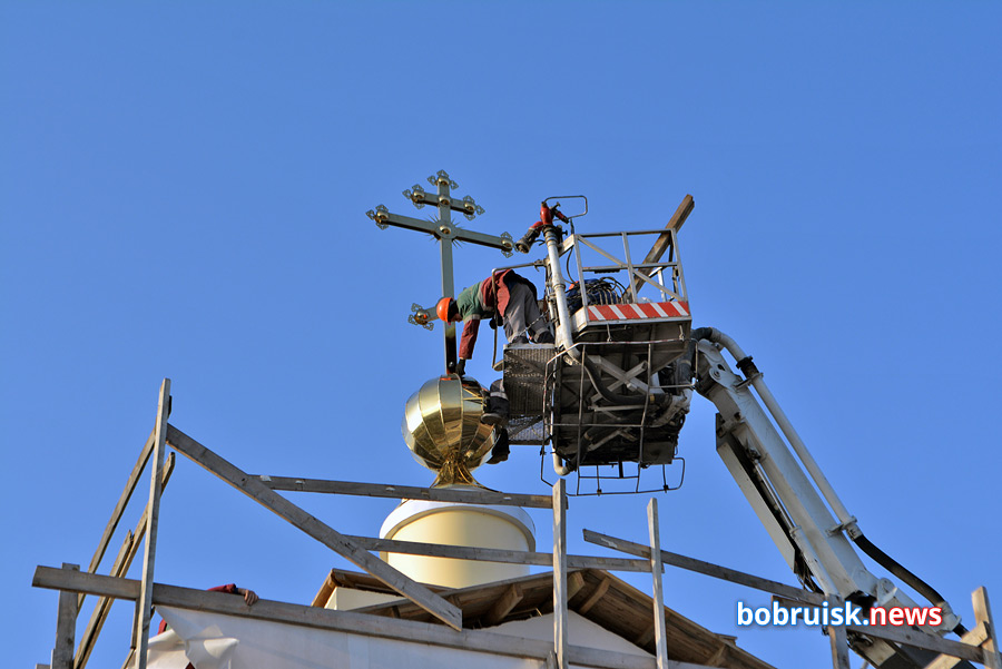 Над самым большим строящимся храмом Бобруйска засиял православный крест