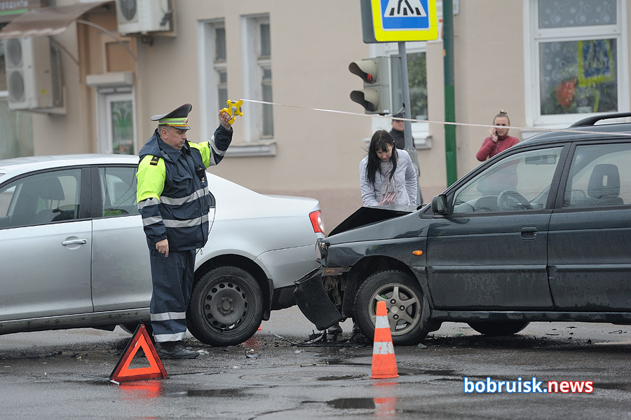 Авария в центре Бобруйска: две девушки выясняют, кто из них прав
