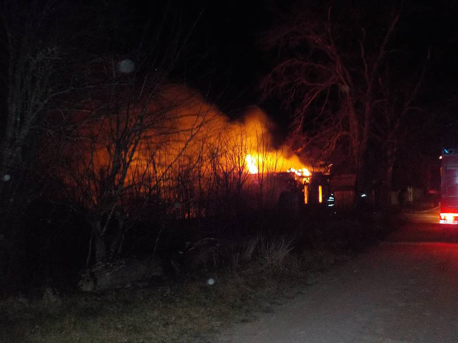 Страшный пожар в доме под Бобруйском: в огне погиб человек, его личность устанавливается
