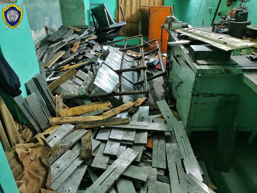 В Бобруйске на предприятии упал металлический стеллаж: травмированы трое рабочих