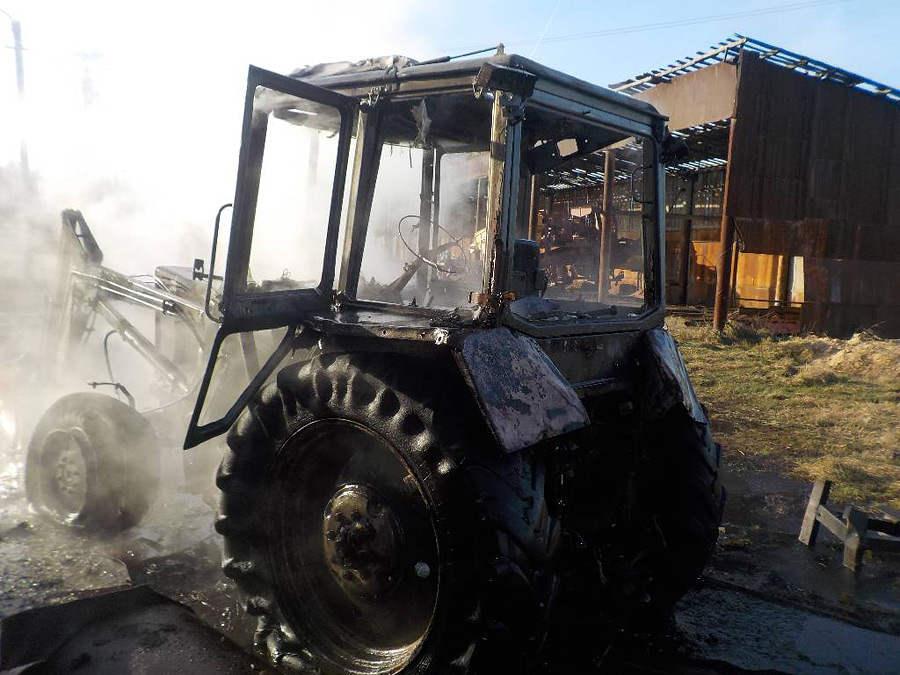 В поселке под Бобруйском на мехдворе загорелся трактор