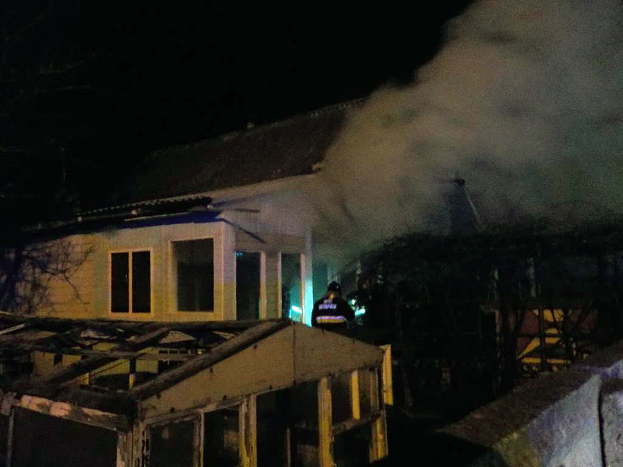 Когда прибыли на место, из дверей дома шел дым: пожар в Бобруйске на улице Комарова