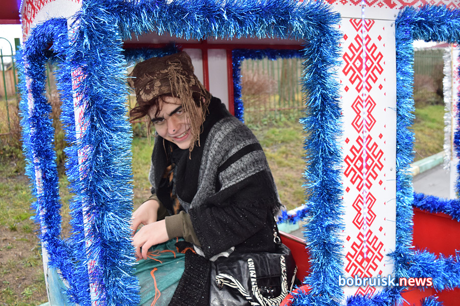 В детскую больницу Бобруйска приехал Дед Мороз на паровозе!