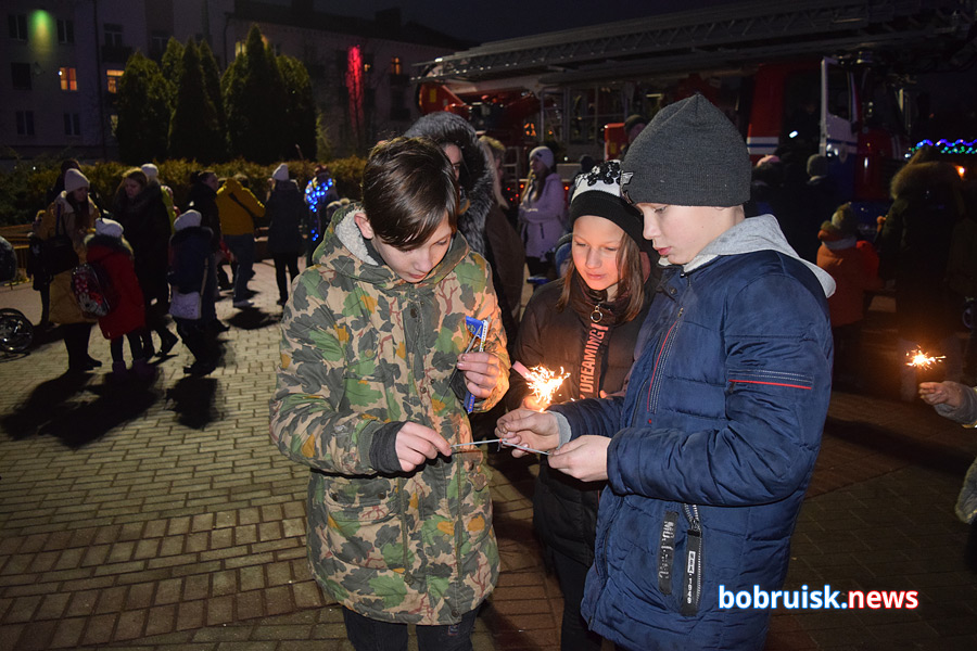Как в Бобруйске встречали главного Деда Мороза, парадное шествие по улицам города, и кто зажигал елку. Фоторепортаж Виктора ШЕЙКИНА (добавлены фото)