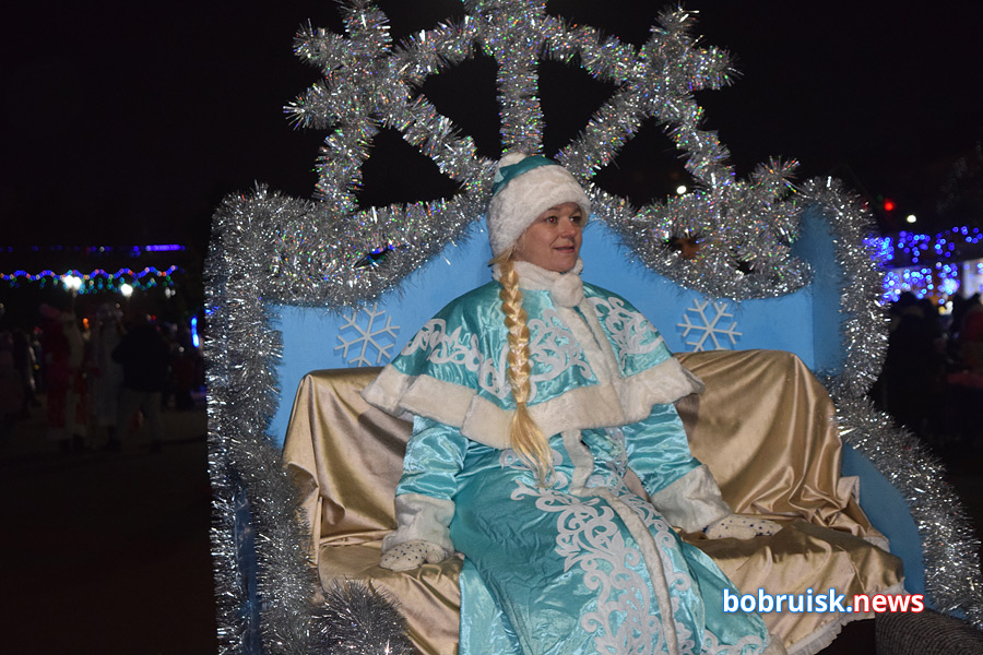 Как в Бобруйске встречали главного Деда Мороза, парадное шествие по улицам города, и кто зажигал елку. Фоторепортаж Виктора ШЕЙКИНА (добавлены фото)