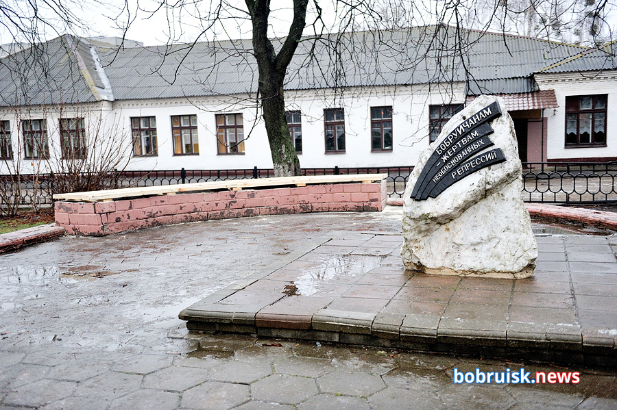 Обновление у памятника на площади Бобруйска