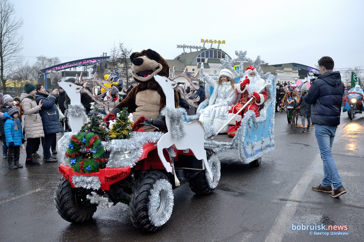 Как в Бобруйске встречали главного Деда Мороза, парадное шествие по улицам города, и кто зажигал елку. Фоторепортаж Виктора ШЕЙКИНА