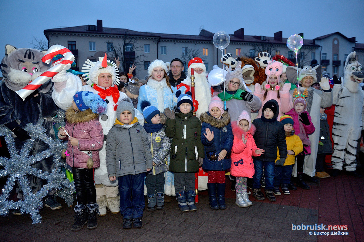 Как в Бобруйске встречали главного Деда Мороза, парадное шествие по улицам города, и кто зажигал елку. Фоторепортаж Виктора ШЕЙКИНА